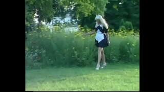 Ранди садовник пешниҳод светловолосой канизе каме потрахаться дар сабз траве