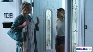 Blonde berhubungan dengan dia stepsis melalui dada besar milf sederhana.Mereka mencium dan sederhana adalah berbingkai.Kecil tetek gadis facesits dengan dia dicukur